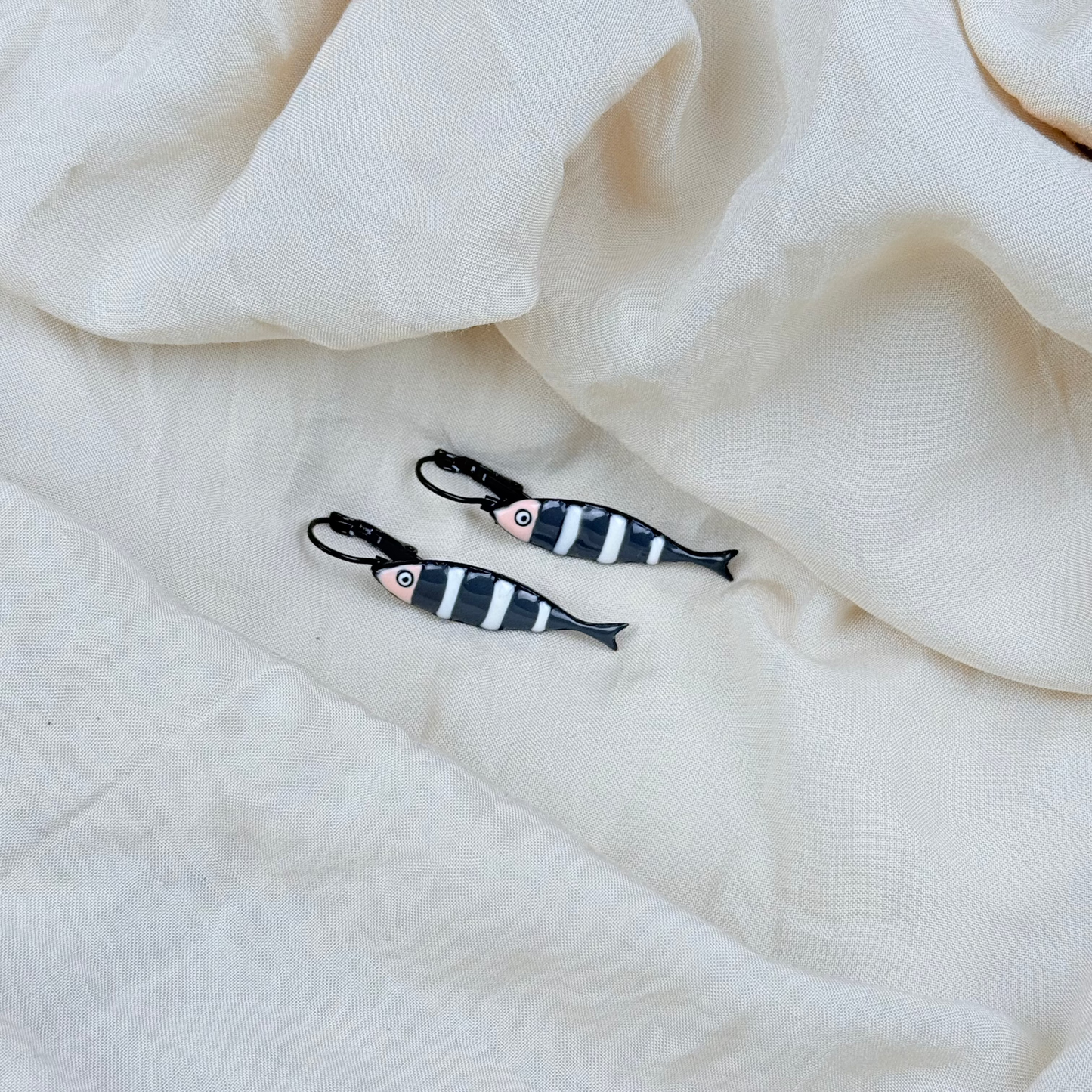Pendientes Peces Rayados Negros