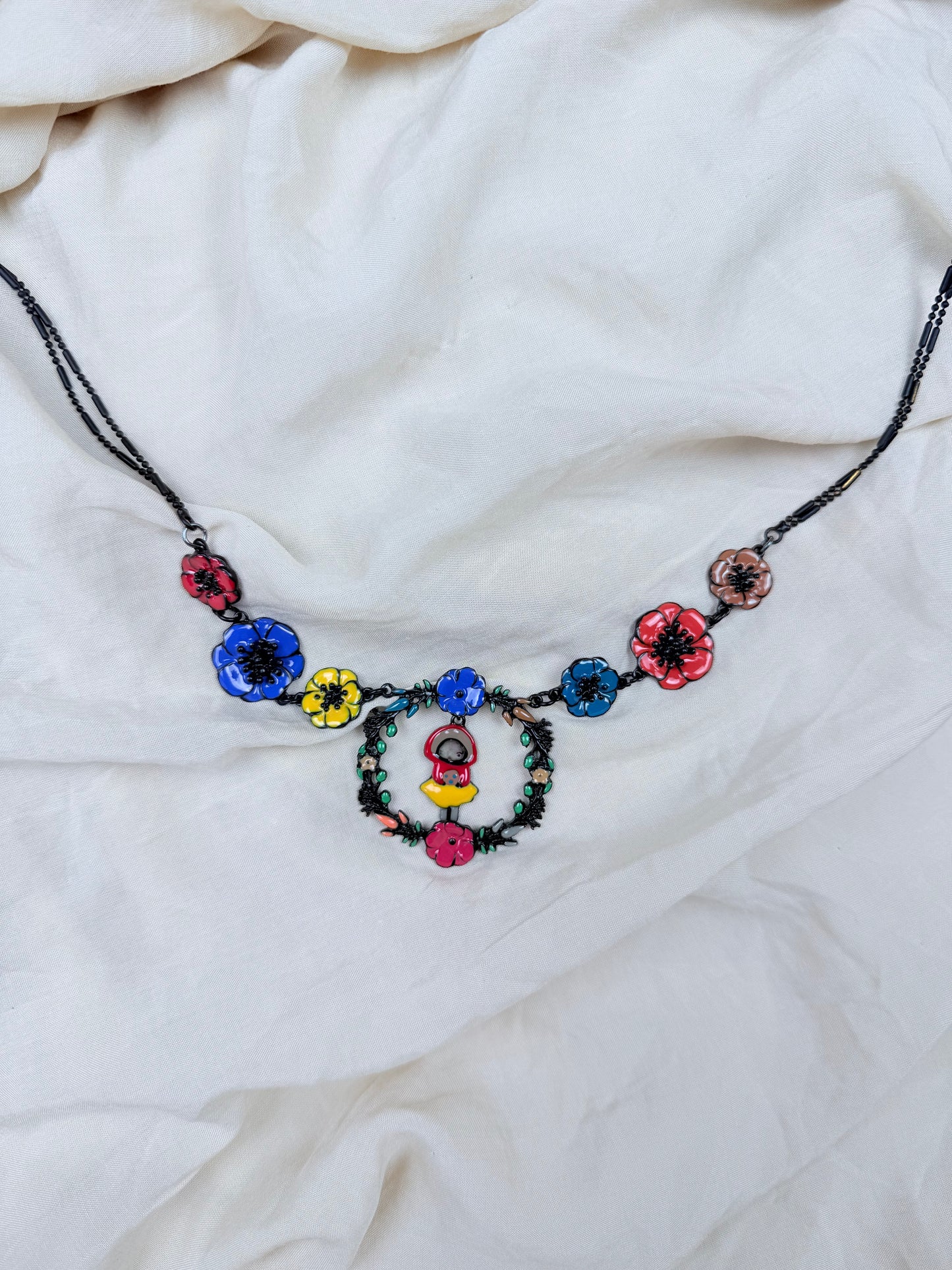 Collar Caperucita en el Jardín