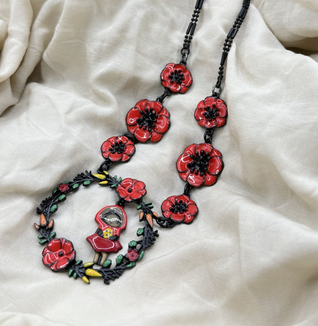 Amapolas en bisutería: significado, tendencia y cómo llevar estos accesorios