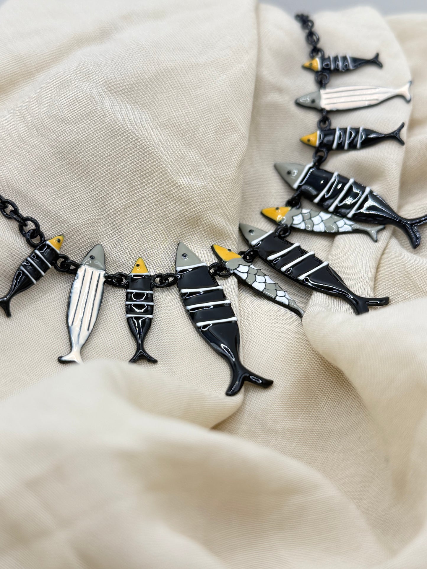 Collar peces negros finos