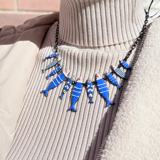 Feine blaue Fischkette