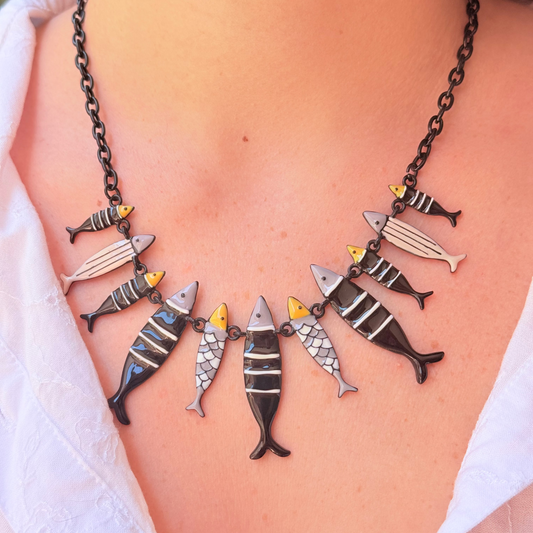 Collar peces negros finos