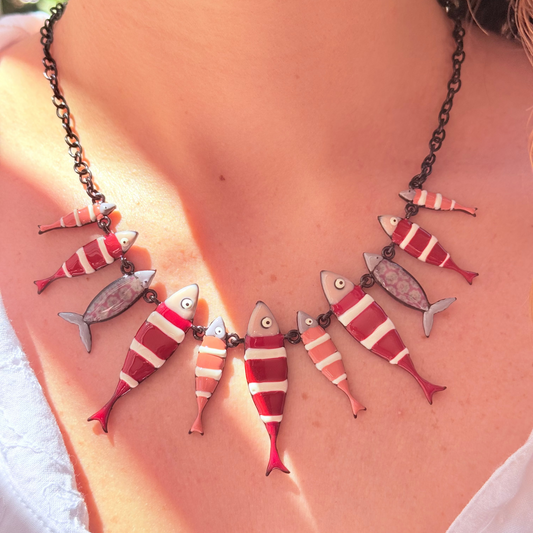 Collar peces rayados rojos