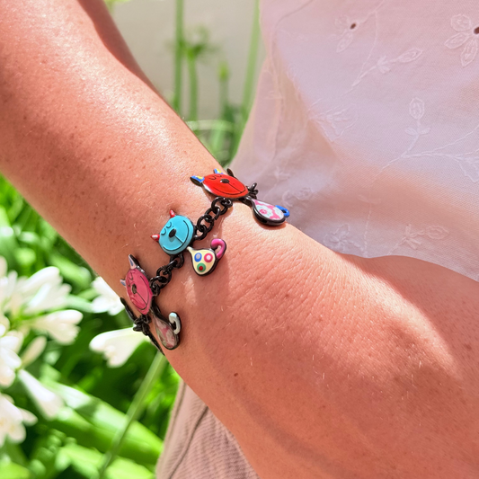 Mehrfarbiges Armband mit Katzenfamilie