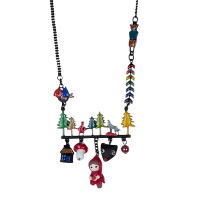 Collar "Cira" - Collar con diseño inspirado en La Caperucita Roja, con abalorios que cuentan la historia bajo un denso bosque