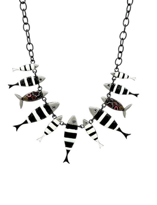 Collar peces rayados negros