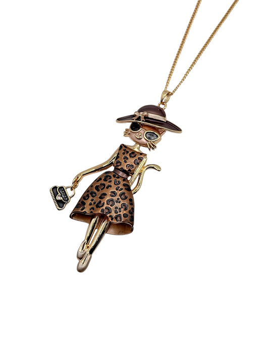 Collar "Sofía" - Collar largo con diseño de elegante gatita con vestido de leopardo marrón oscuro y sombrero