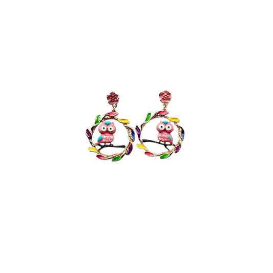 Pendientes "Rosa Silvestre" - Pendientes de acero esmaltado con diseño de búhos rosas entre ramas y hojas de colores.