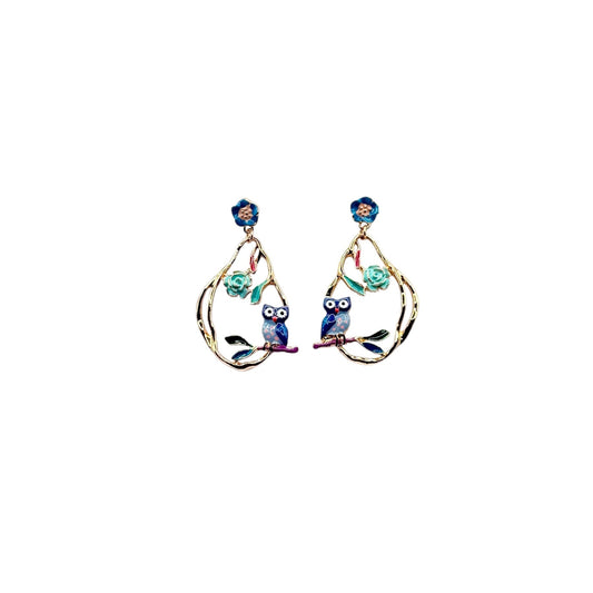 Pendientes "Sueño Azul" - Pendientes de acero esmaltado con diseño de búhos sobre una rama rodeados de flores.